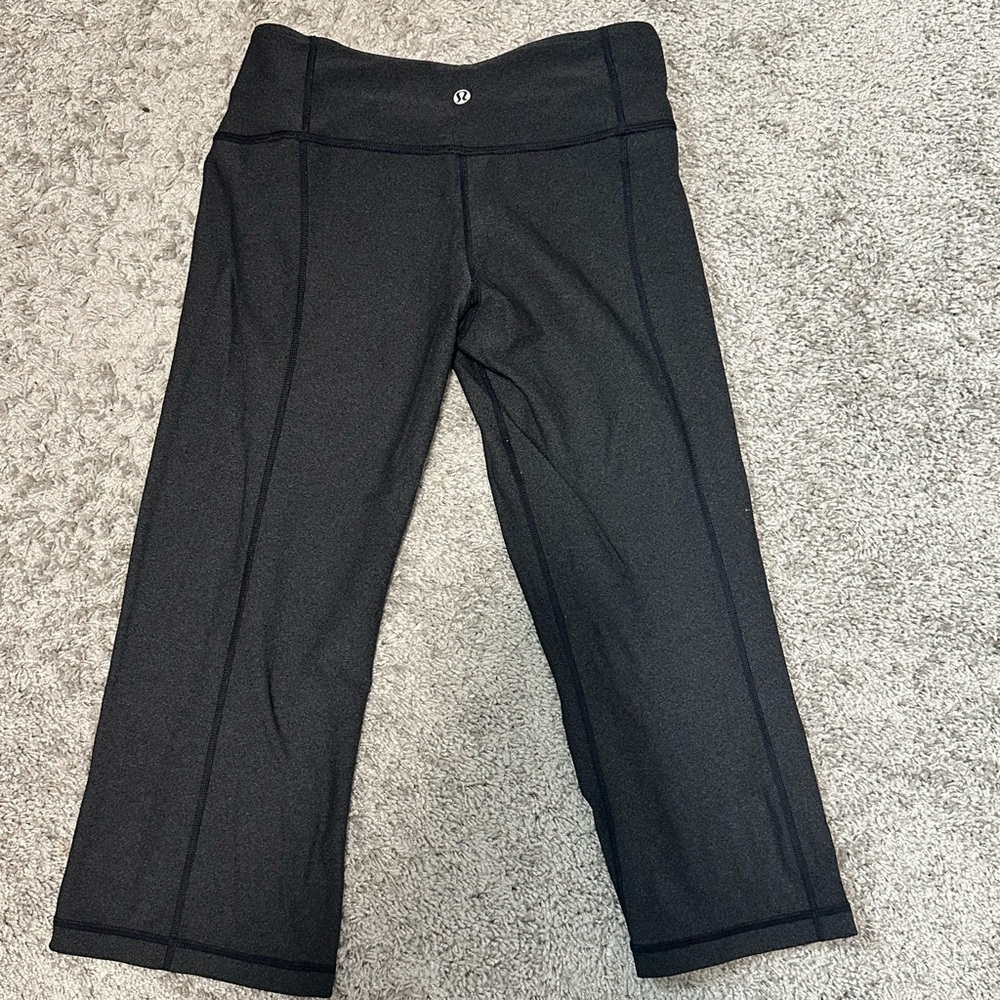 Lululemon reversible grey crop flares size 6